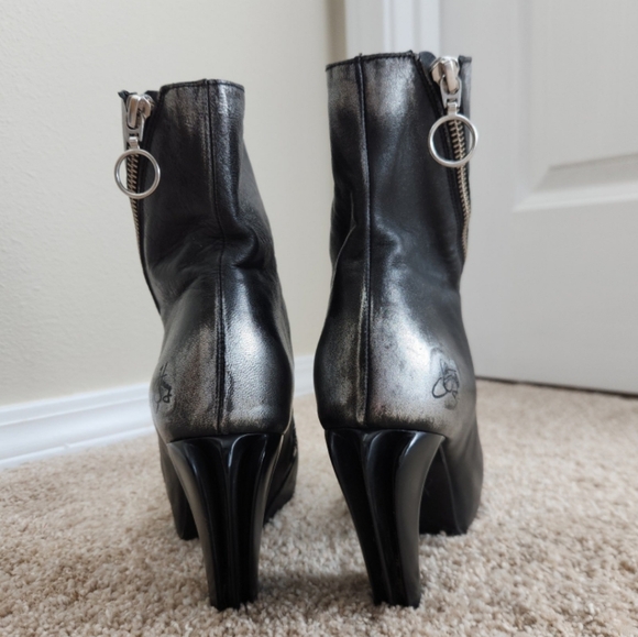 Shaguar Dorritie spiral zip ankle boot by John Fluevog - Picture 10 of 11